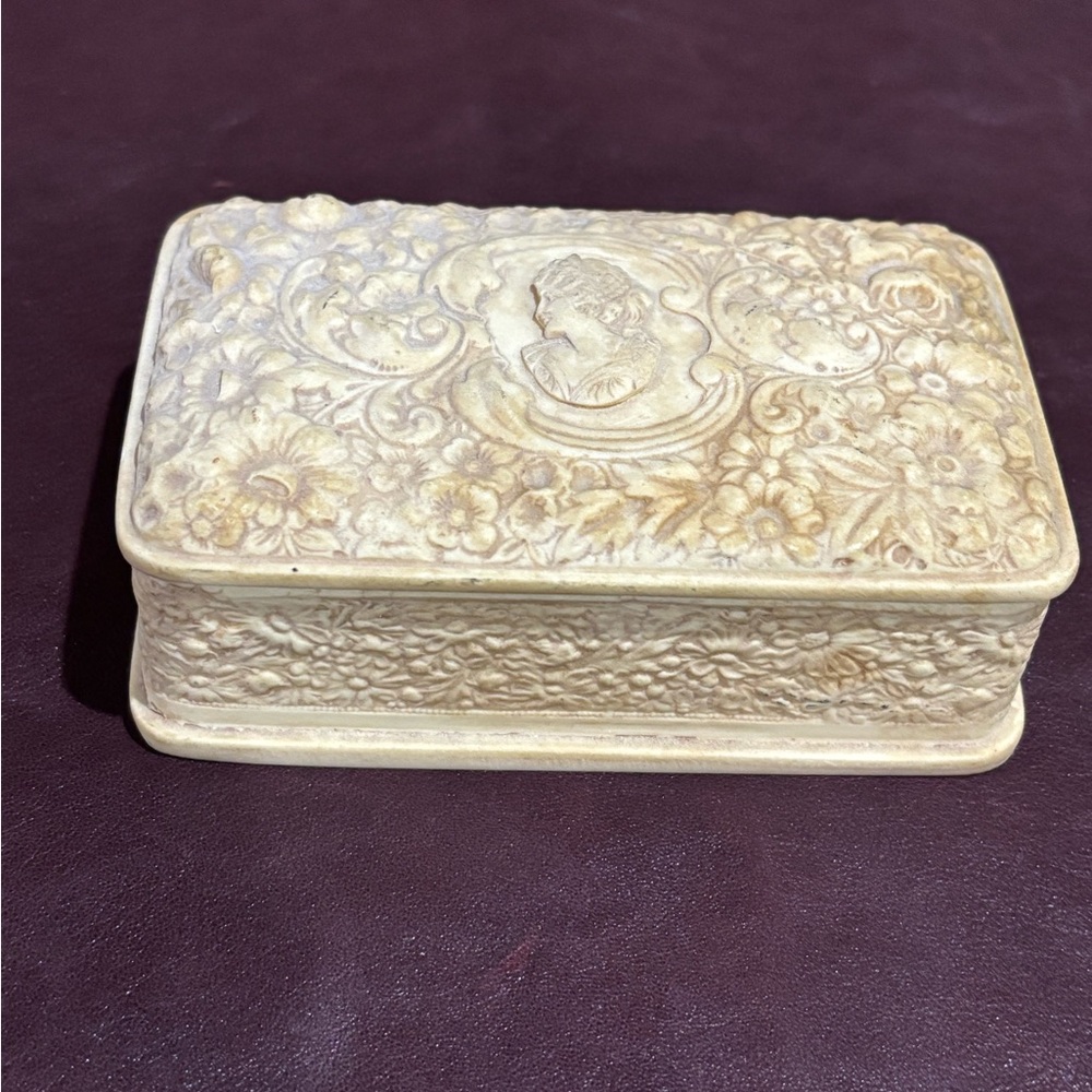 Vtg incolay Victorian hinged box